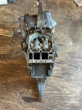 Cargar imagen en el visor de la galería, 150 200 hp Yamaha 25” MIDSECTION two stroke 2.6 hpdi 2000-2005 UPPER CASING 6E5-45111-23-8D SWIVEL 64E-43311-20-8D CLAMPS 64E-43111-02-8D 64E-43112-02-8D
