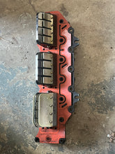 Lade das Bild in den Galerie-Viewer, 175 150 135 hp Ficht Evinrude INTAKE MANIFOLD STBD 0346149 LEAF PLATE 0437591 two stroke 2005-2006
