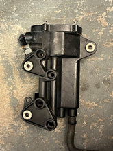 Load image into Gallery viewer, 30 25 hp Evinrude e-tec VST CHAMBER with FUEL PUMP 5007896 5006492 two stroke 2017 AA AB AF 2010-up
