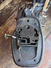 Lade das Bild in den Galerie-Viewer, 25 hp Mercury midsection DRIVESHAFT HOUSING 3532-825218T7 ADAPTOR PLATE 825228A17 SWIVEL 3427-830104T1 Replaced by 3410-827402T5 POWER TRIM PUMP 822344T14 822344T10 Four Stroke 2 Cylinder
