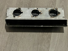 Lade das Bild in den Galerie-Viewer, 85 90 hp Force carb INTAKE COVER air silencer ATTENUATOR F695861 two stroke CLEANED

