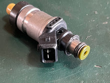 Cargar imagen en el visor de la galería, 250 225 hp Mercury FUEL INJECTOR SET OF 6 18715T1 18715A1 two stroke EFI some 300 hp
