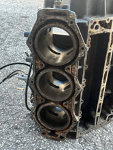 Lade das Bild in den Galerie-Viewer, 200 175 150 hp Yamaha CRANKCASE 64E-15100-00-94 two stroke 6 cylinder carbureted 1996-1998
