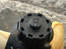Lade das Bild in den Galerie-Viewer, DF 2.5 hp Suzuki FUEL TANK 65110-97J40 FUEL COCK 66100-97JL1 four stroke 2024 2014-up
