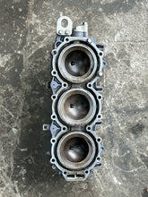 Load image into Gallery viewer, 250 225 hp Yamaha HPDI Cylinder Head #1 strbd 60V-11111-00-1S two stroke compatible 150 hp 2005-2009
