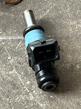 Lade das Bild in den Galerie-Viewer, 350 hp Mercury VERADO FUEL INJECTOR 842915T01 four stroke
