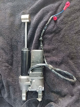 Cargar imagen en el visor de la galería, 30 25 hp Mercury POWER TRIM TILT ASSY ptt 851873T03 Four Stroke EFI
