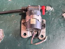 Cargar imagen en el visor de la galería, 200 hp Johnson Evinrude FUEL PRIMER CHOKE SOLENOID two stroke 1993-2001 5007355 0437231 0437234 some compatibility 120 125 130 140 185 225 250 300 hp

