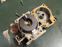 Load image into Gallery viewer, 70 hp Johnson Evinrude 0436607 CARBURETOR ASSEMBLY carb 1-3 Two Stroke 1993-94 1094-97 e70tlets 337805 cover 330503 bowl 0320921 ORIFICE PLUG 55d
