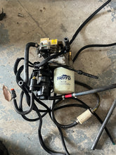 Lade das Bild in den Galerie-Viewer, 175 150 135 115 hp Ficht Evinrude OIL LIFT PUMP 5001221 OIL INJECTOR MANIFOLD 5000838 two stroke 2002-2005
