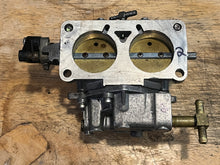 Lade das Bild in den Galerie-Viewer, 200 hp Mercury CARBURETOR SET WMH 16-1 16-2 16-3 top 3308-9672A44 3311-818650A4 818650A52, center 3308-9672A45 818650A5 818650A53, bottom 3308-9672A46 818650A6 818650A59 two stroke v6 compatible 175 150 hp
