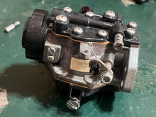 Load image into Gallery viewer, 25 35 HP OMC Johnson Evinrude CARBURETOR SET two stroke 3 cylinder 1996-2001 0438272 438272 0438273 438273 436351 0436351
