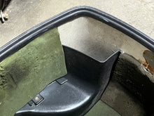 Lade das Bild in den Galerie-Viewer, 115 90 hp Johnson Ocean Pro top cowl 0435094 two stroke - missing latch
