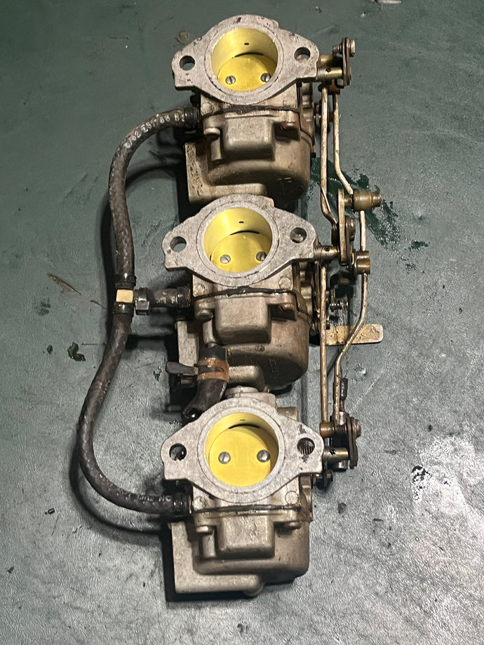 cleaned and relisted july2025—-70 hp Johnson Evinrude 313355 d2 d1 CARBURETOR w linkages, choke solenoid & plunger TWO STROKE oem 0393546 0393547 CARBURETOR with linkages two stroke 1978-88