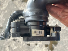 Lade das Bild in den Galerie-Viewer, 40 30 hp Mercury EFI THROTTLE BODY 877831A03 TPS 881070T 8M0125617 ATTENUATOR 893521 four stroke 3 cylinder 2005
