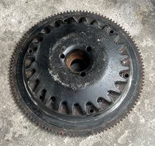 Lade das Bild in den Galerie-Viewer, 225 200 hp Johnson Evinrude FLYWHEEL 0583970 two stroke v6
