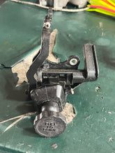 Lade das Bild in den Galerie-Viewer, held for customer june2025—-25 20 15 hp Mercury carb PRIMER KNOB 12802 BLOCK 11280 LEVER 112731 FAST IDLE LEVER 2976A2 BRACKET 12803 CHOKE BEZEL 172291 two stroke 1989-1993 some compatibility 6 9 9.9 hp
