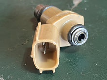 Load image into Gallery viewer, f 250 hp Yamaha FUEL INJECTOR tan 5LM 6P2-13761-00-00 four stroke 2005-2015 cleaned-tested SOME COMPATIBILITY 200 225 hp
