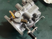Cargar imagen en el visor de la galería, 40 50 hp Johnson Evinrude CARBURETOR SET 397064 395790 398318 396140 Two Stroke 2 Cylinder 1985-1993 also 398347 398346 432982 432983 432985 432984 432437 398340
