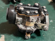 Load image into Gallery viewer, 25 35 HP OMC Johnson Evinrude CARBURETOR SET two stroke 3 cylinder 1996-2001 0438272 438272 0438273 438273 436351 0436351
