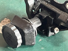 Lade das Bild in den Galerie-Viewer, held for customer june2025—-25 20 15 hp Mercury carb PRIMER KNOB 12802 BLOCK 11280 LEVER 112731 FAST IDLE LEVER 2976A2 BRACKET 12803 CHOKE BEZEL 172291 two stroke 1989-1993 some compatibility 6 9 9.9 hp
