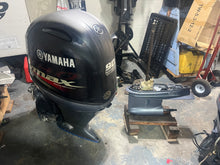 Lade das Bild in den Galerie-Viewer, 2018 F90 hp Yamaha Four Stroke Vmax 20”  clean running outboard
