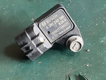 Lade das Bild in den Galerie-Viewer, DF 30 25 hp Suzuki MAP pressure SENSOR intake with screws 18590-58M00 four stroke 2018
