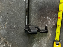 Load image into Gallery viewer, 150 175 hp Evinrude THROTTLE SHAFT ARM ASSY two stroke OIS 1991-2006 0335548 THROTTLE ARM SHAFT 335595 THROTTLE LINK, 0335543 LEVER, 0343978 ROLLER HUB, 5004426 0437996 THROTTLE ARM, 0335544 ROLLER ARM SHAFT
