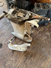 Lade das Bild in den Galerie-Viewer, 90 115 150 175 200 hp Johnson Evinrude 25” Midsection SWIVEL 0435005 EXHAUST HOUSING 0332745 ADAPTOR 0331039 MOUNT BRACKET 0336733 two stroke 4 &amp; 6 cylinder crossflow mid for old-style trim assy 1994 and earlier
