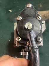 Lade das Bild in den Galerie-Viewer, Johnson Evinrude VRO CONVERSION FUEL PUMP OMC 5004558 0438400 Engine Two Stroke
