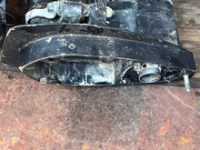 Lade das Bild in den Galerie-Viewer, 25 hp Mercury midsection DRIVESHAFT HOUSING 3532-825218T7 ADAPTOR PLATE 825228A17 SWIVEL 3427-830104T1 Replaced by 3410-827402T5 POWER TRIM PUMP 822344T14 822344T10 Four Stroke 2 Cylinder
