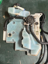 Lade das Bild in den Galerie-Viewer, 25 15 hp Evinrude E-tec OIL TANK 5007897 PUMP &amp; MANIFOLD 5007898 OIL LEVEL 0352874 CAP 5007256 two stroke 2009-up
