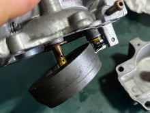 Cargar imagen en el visor de la galería, 40 50 hp Johnson Evinrude CARBURETOR SET 397064 395790 398318 396140 Two Stroke 2 Cylinder 1985-1993 also 398347 398346 432982 432983 432985 432984 432437 398340
