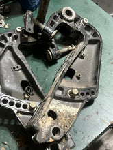 Lade das Bild in den Galerie-Viewer, DF 30 hp Suzuki STERN BRACKETS clamp stbd 41111-94LA0-YAY port 41121-94LA0-YAY CLAMP SHAFT tilt tube 41130-94LA0 four stroke 2018
