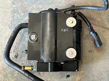 Lade das Bild in den Galerie-Viewer, parted out due to broken screw——175 150 135 115 hp Ficht Evinrude vst VAPOR SEPARATOR FUEL PUMP 5004428 two stroke 2001-2005 compatible with some other horsepowers
