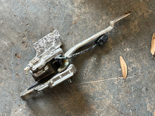 Lade das Bild in den Galerie-Viewer, f 150 hp SHIFT BRACKET 6DA-44176-00-00 SHIFT LEVER ROD 6DA-44121-00-00 BRACKET 63P-44117-01-00  SHIFT SWITCH 69J-8259F-00-00 four stroke 2015-2024
