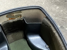 Lade das Bild in den Galerie-Viewer, 115 90 hp Johnson Ocean Pro top cowl 0435094 two stroke - missing latch
