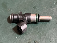 Lade das Bild in den Galerie-Viewer, DF 30 25 hp Suzuki FUEL INJECTOR 15710-82M00 four stroke 2015-2024 - resistance tested
