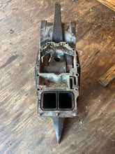Lade das Bild in den Galerie-Viewer, 150 155 hp Johnson &amp; Evinrude 20” MIDSECTION HOUSING 0332744 SWIVEL 0432708 STEERING ARM 0392519 two stroke CROSSFLOW 1987-1992 4 &amp; 6 cylinder for use with Old-style trim
