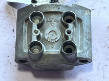 Cargar imagen en el visor de la galería, 150 hp Evinrude e-tec FUEL INJECTOR starboard 5007347 353518 5007765  two stroke AA AB AF models 90-200 hp
