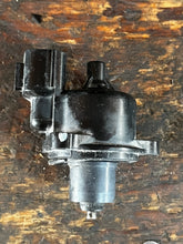 Cargar imagen en el visor de la galería, f 115 200 225 hp Yamaha 68V-1312A-00-00 iac isc VALVE CONTROL sensor 2000-2010 FOUR STROKE
