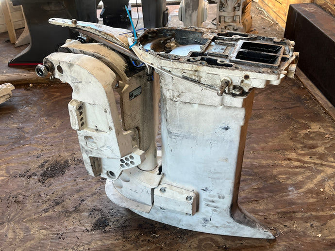200 hp Johnson Evinrude MIDSECTION 25” EXHAUST HOUSING 0435479 SWIVEL 0434724 ADAPTER 0436751 STEERING ARM 0437698 two stroke 1999-2005 j200txedr - some compatibility 225 250 hp