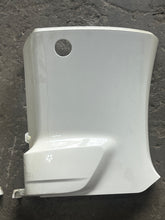 Lade das Bild in den Galerie-Viewer, DF 175 150 200 hp Suzuki side cover OIL PAN 61131-96J03-Y5S 61141-96J03-Y5S four stroke 2019-2022
