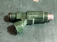 Cargar imagen en el visor de la galería, f 150 Yamaha FUEL INJECTOR green 63P-13761-00-00 EAT152 four stroke 2004-2010 cleaned
