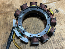 Lade das Bild in den Galerie-Viewer, 150 175 200 hp Mercury 858404t4 STATOR 858404t3 two stroke efi xr6 84- 858941a1
