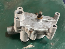 Lade das Bild in den Galerie-Viewer, DF 175 hp Suzuki OIL PUMP ASSY 16400-96J00 four stroke 2006-2013 some 150 200 compatibility
