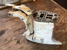 Lade das Bild in den Galerie-Viewer, 90 115 hp Johnson 20” MIDSECTION SWIVEL 0434691 STEERING ARM 0433282 EXHAUST HOUSING pl 0340824 0343612 two stroke 1999-2005
