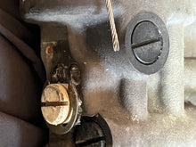 Cargar imagen en el visor de la galería, 40 hp Force Outboard POWER TRIM Assembly 2060144 Mercury 30 40 50 hp 822344T14 822344T5 10 Two Stroke - TESTED
