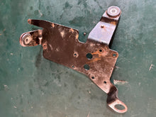 Lade das Bild in den Galerie-Viewer, 250 225 200 hp Evinrude Ficht  0344636 oil pump BRACKET two stroke OEM
