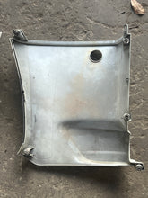 Lade das Bild in den Galerie-Viewer, DF 175 150 200 hp Suzuki side cover OIL PAN 61131-96J03-Y5S 61141-96J03-Y5S four stroke 2019-2022
